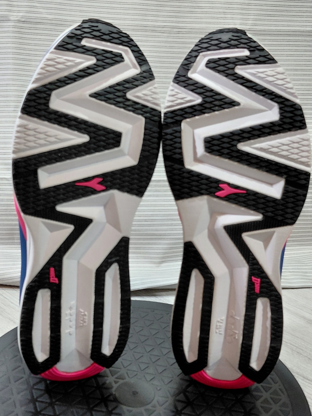 Diadora Mens V7000-2 Italian White Running Shoes with Pink & Blue Accents M10.5 - Picture 7 of 16